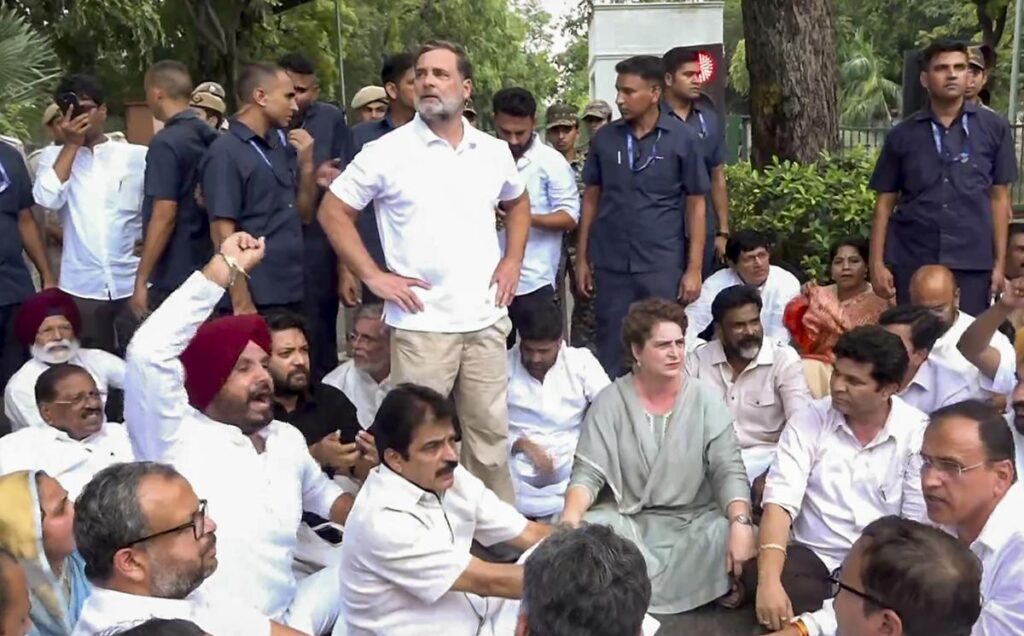Rahul & Priyanka on Dharna in protest against police crack down on students