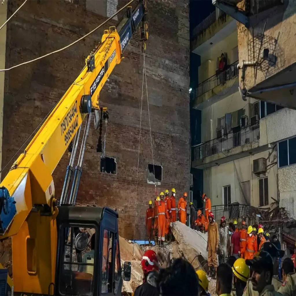 Delhi Building Collapse Leaves Six Dead, Rescue Operations Continue in Satya Niketan Delhi Building Collapse Leaves Six Dead, Rescue Operations Continue in Satya Niketan